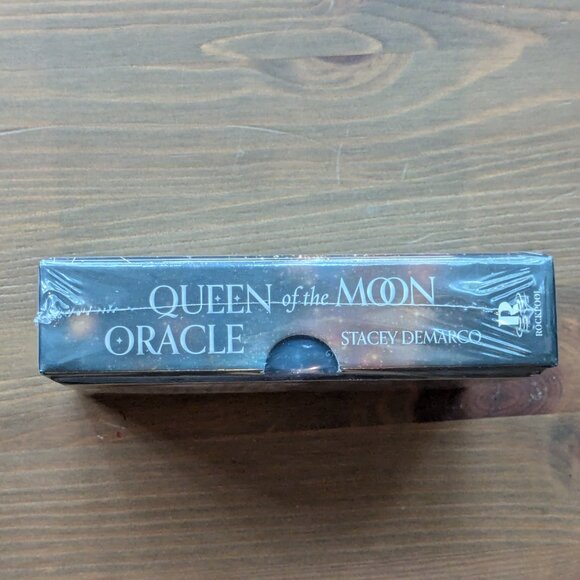 Queen of the Moon Oracle (44 Full-Color Cards and 120-Page Guidebook) - Picture 4 of 4